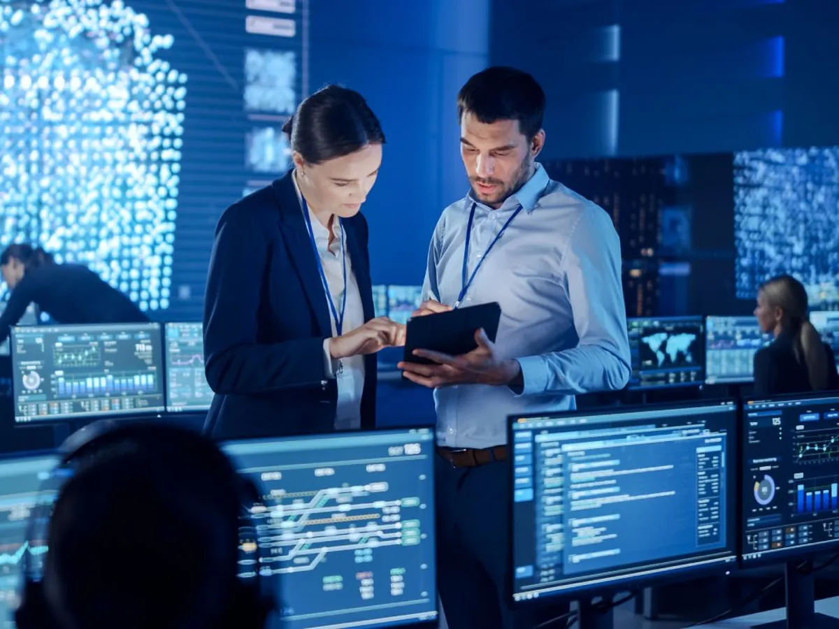 Equipo de Interdata trabajando sobre el monitoreo de infraestructura